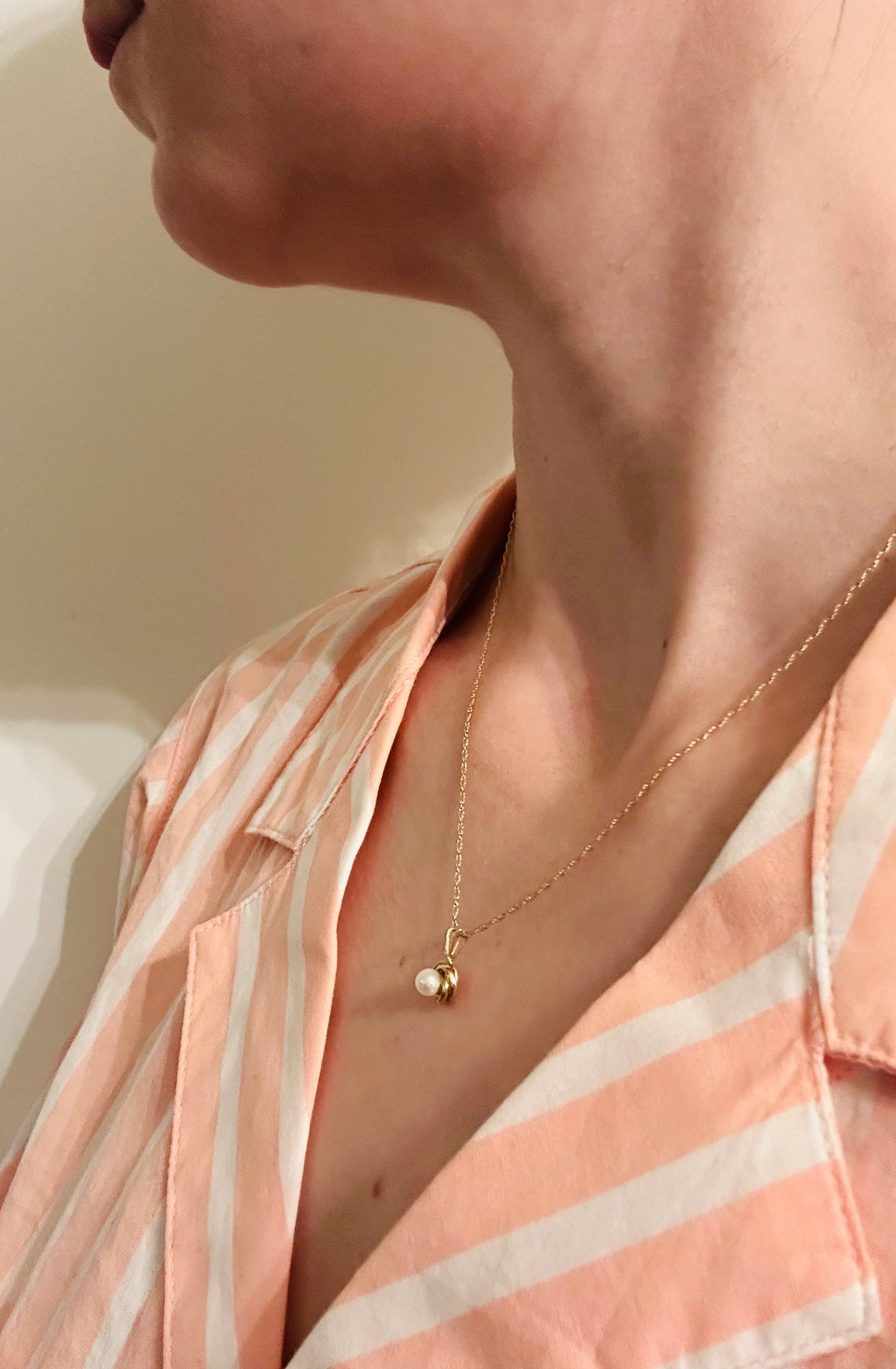 14kt yellow solid gold love knot Pearl pendant vintage