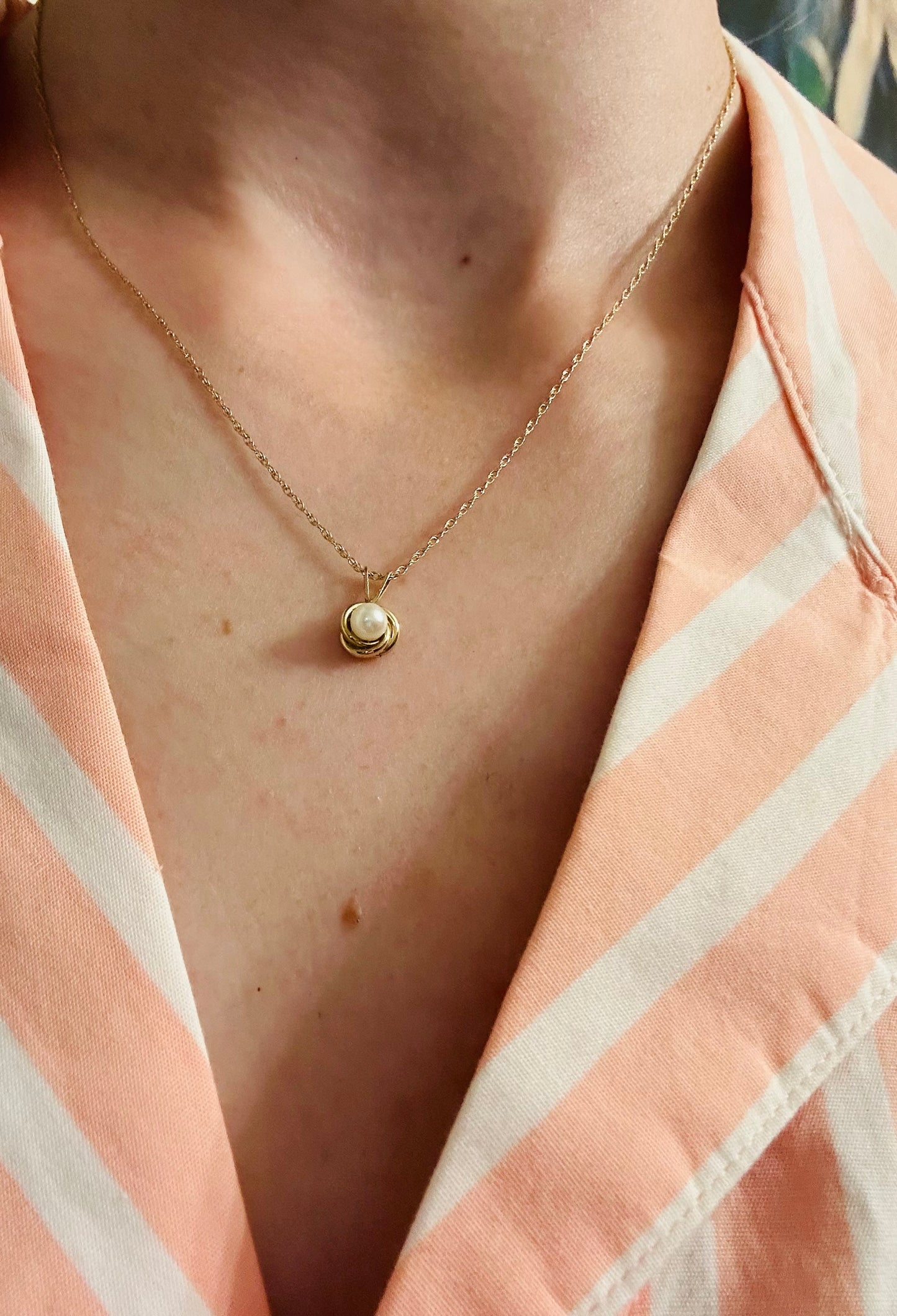 14kt yellow solid gold love knot Pearl pendant vintage