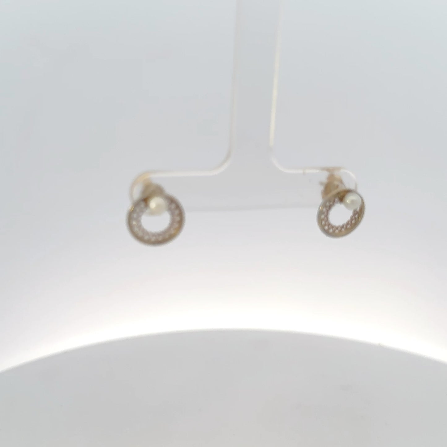 14kt yellow solid gold earrings vintage with pearl